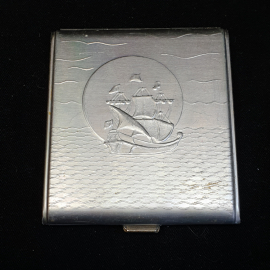 Металлический портсигар с изображением парусника, размеры 9х8см